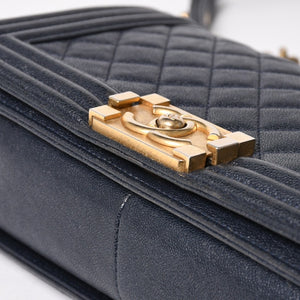 極美品 CHANEL シャネル ボーイシャネル チェーンショルダーバッグ A67086 27番台 キャビアアスキン ココマーク ネイビー ゴールド金具 中古 4a005902