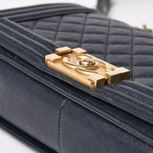 画像をギャラリービューアに読み込む, 極美品 CHANEL シャネル ボーイシャネル チェーンショルダーバッグ A67086 27番台 キャビアアスキン ココマーク ネイビー ゴールド金具 中古 4a005902
