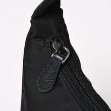 Load image into Gallery viewer, 極美品 PRADA プラダ ホーボー ワンショルダーバッグ MV515 トライアングルロゴプレート ナイロン ブラック 中古 4a004858