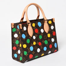 Load image into Gallery viewer, 極美品 LOUIS VUITTON ルイヴィトン 2WAYバッグ ハンドバッグ ショルダーバッグ M46380 オンザゴーPM 草間彌生 ドット・ペイント PVC 中古 4a005077