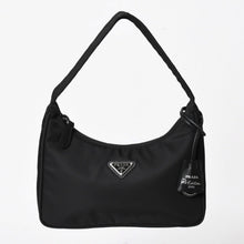 Load image into Gallery viewer, 極美品 PRADA プラダ ホーボー ワンショルダーバッグ MV515 トライアングルロゴプレート ナイロン ブラック 中古 4a004858