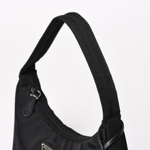 Load image into Gallery viewer, 極美品 PRADA プラダ ホーボー ワンショルダーバッグ MV515 トライアングルロゴプレート ナイロン ブラック 中古 4a004858