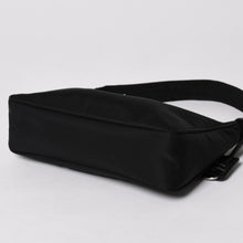 Load image into Gallery viewer, 極美品 PRADA プラダ ホーボー ワンショルダーバッグ MV515 トライアングルロゴプレート ナイロン ブラック 中古 4a004858