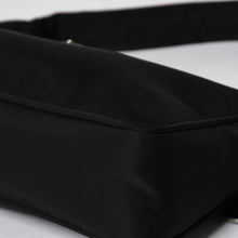 Load image into Gallery viewer, 極美品 PRADA プラダ ホーボー ワンショルダーバッグ MV515 トライアングルロゴプレート ナイロン ブラック 中古 4a004858