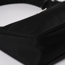 Load image into Gallery viewer, 極美品 PRADA プラダ ホーボー ワンショルダーバッグ MV515 トライアングルロゴプレート ナイロン ブラック 中古 4a004858