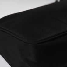 Load image into Gallery viewer, 極美品 PRADA プラダ ホーボー ワンショルダーバッグ MV515 トライアングルロゴプレート ナイロン ブラック 中古 4a004858