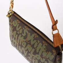 画像をギャラリービューアに読み込む, 極美品 LOUIS VUITTON ルイヴィトン ポシェットアクセソワールモノグラムグラフィティ M92191 ハンドバッグ カーキ 中古 4a004856