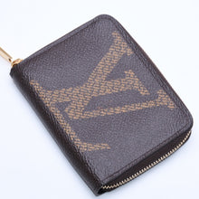 Load image into Gallery viewer, 極美品 LOUIS VUITTON ルイヴィトン M69354 ジッピーコインパース モノグラム・ジャイアント コインケース 小銭入れ ブラウン 中古 4a005086