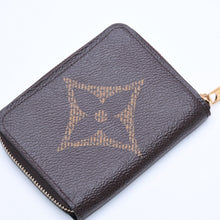 Load image into Gallery viewer, 極美品 LOUIS VUITTON ルイヴィトン M69354 ジッピーコインパース モノグラム・ジャイアント コインケース 小銭入れ ブラウン 中古 4a005086