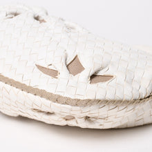 Load image into Gallery viewer, 極美品 BOTTEGA VENETA ボッテガヴェネタ ホーボー ハンドバッグ ショルダーバッグ イントレチャート ホワイト アイボリー 中古 4a004834