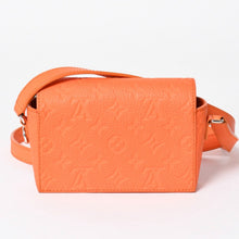 Load image into Gallery viewer, LOUIS VUITTON ルイヴィトン トリヨンモノグラム スティーマー ウエアラブルウォレット ショルダーバッグ M82916 オレンジ シルバー金具 美品 中古 4a004961