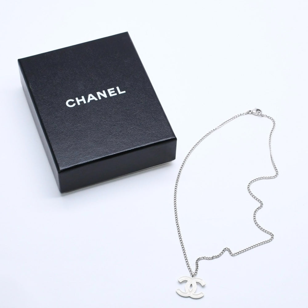 極美品 CHANEL シャネル ココマークロゴ シルバーチェーンネックレス 04P刻印 重量5.75g ホワイト メタル シルバー金具 中古 4b008836