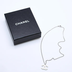 極美品 CHANEL シャネル ココマークロゴ シルバーチェーンネックレス 04P刻印 重量5.75g ホワイト メタル シルバー金具 中古 4b008836