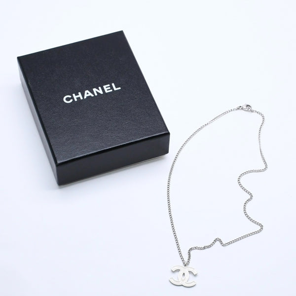 極美品 CHANEL シャネル ココマークロゴ シルバーチェーンネックレス 04P刻印 重量5.75g ホワイト メタル シルバー金具 中古 4b008836