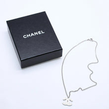 Load image into Gallery viewer, 極美品 CHANEL シャネル ココマークロゴ シルバーチェーンネックレス 04P刻印 重量5.75g ホワイト メタル シルバー金具 中古 4b008836