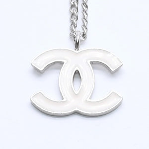 極美品 CHANEL シャネル ココマークロゴ シルバーチェーンネックレス 04P刻印 重量5.75g ホワイト メタル シルバー金具 中古 4b008836