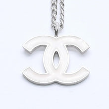 Load image into Gallery viewer, 極美品 CHANEL シャネル ココマークロゴ シルバーチェーンネックレス 04P刻印 重量5.75g ホワイト メタル シルバー金具 中古 4b008836