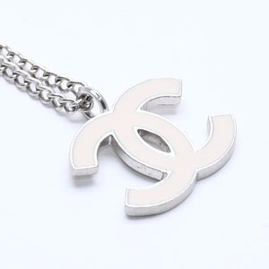 極美品 CHANEL シャネル ココマークロゴ シルバーチェーンネックレス 04P刻印 重量5.75g ホワイト メタル シルバー金具 中古 4b008836