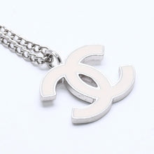 Load image into Gallery viewer, 極美品 CHANEL シャネル ココマークロゴ シルバーチェーンネックレス 04P刻印 重量5.75g ホワイト メタル シルバー金具 中古 4b008836