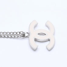 Load image into Gallery viewer, 極美品 CHANEL シャネル ココマークロゴ シルバーチェーンネックレス 04P刻印 重量5.75g ホワイト メタル シルバー金具 中古 4b008836