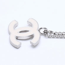Load image into Gallery viewer, 極美品 CHANEL シャネル ココマークロゴ シルバーチェーンネックレス 04P刻印 重量5.75g ホワイト メタル シルバー金具 中古 4b008836