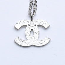 Load image into Gallery viewer, 極美品 CHANEL シャネル ココマークロゴ シルバーチェーンネックレス 04P刻印 重量5.75g ホワイト メタル シルバー金具 中古 4b008836