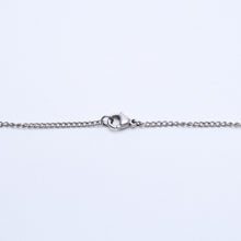 Load image into Gallery viewer, 極美品 CHANEL シャネル ココマークロゴ シルバーチェーンネックレス 04P刻印 重量5.75g ホワイト メタル シルバー金具 中古 4b008836