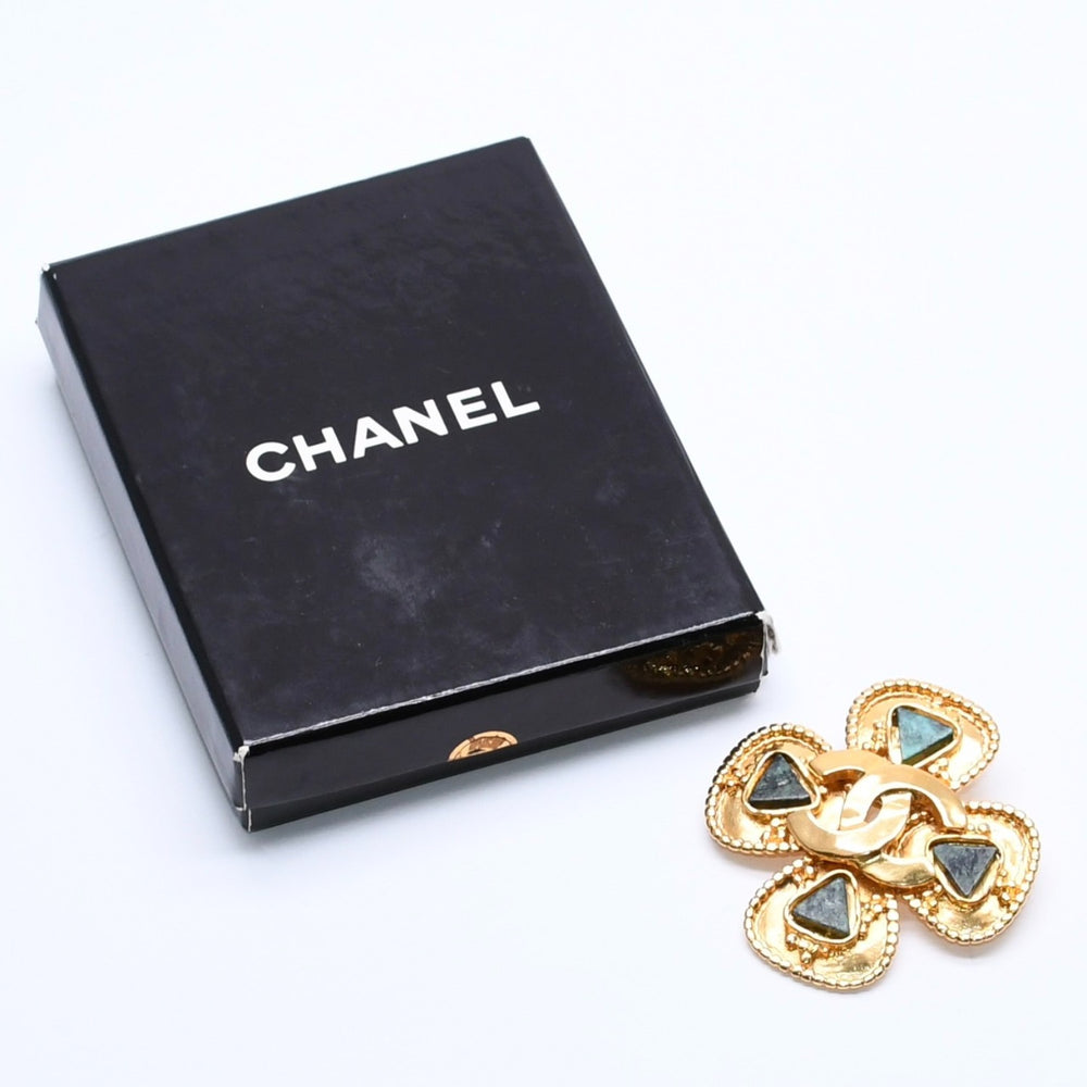 CHANEL シャネル ココマーク グリポアブローチ クローバー型 重量28.19g カラーストーン ゴールド グリーン メタル ゴールドメッキ ゴールド金具 美品 中古 4c069696