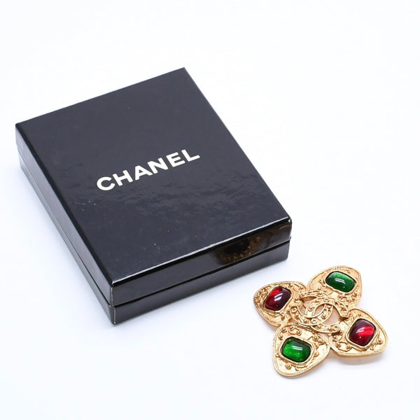 CHANEL シャネル クローバー型 グリポア ブローチ ココマーク カラーストーン 94A刻印 ゴールド レッド グリーン ゴールドメタル 重量33.8g ゴールド金具 美品 中古 4c069695