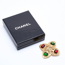 画像をギャラリービューアに読み込む, CHANEL シャネル クローバー型 グリポア ブローチ ココマーク カラーストーン 94A刻印 ゴールド レッド グリーン ゴールドメタル 重量33.8g ゴールド金具 美品 中古 4c069695