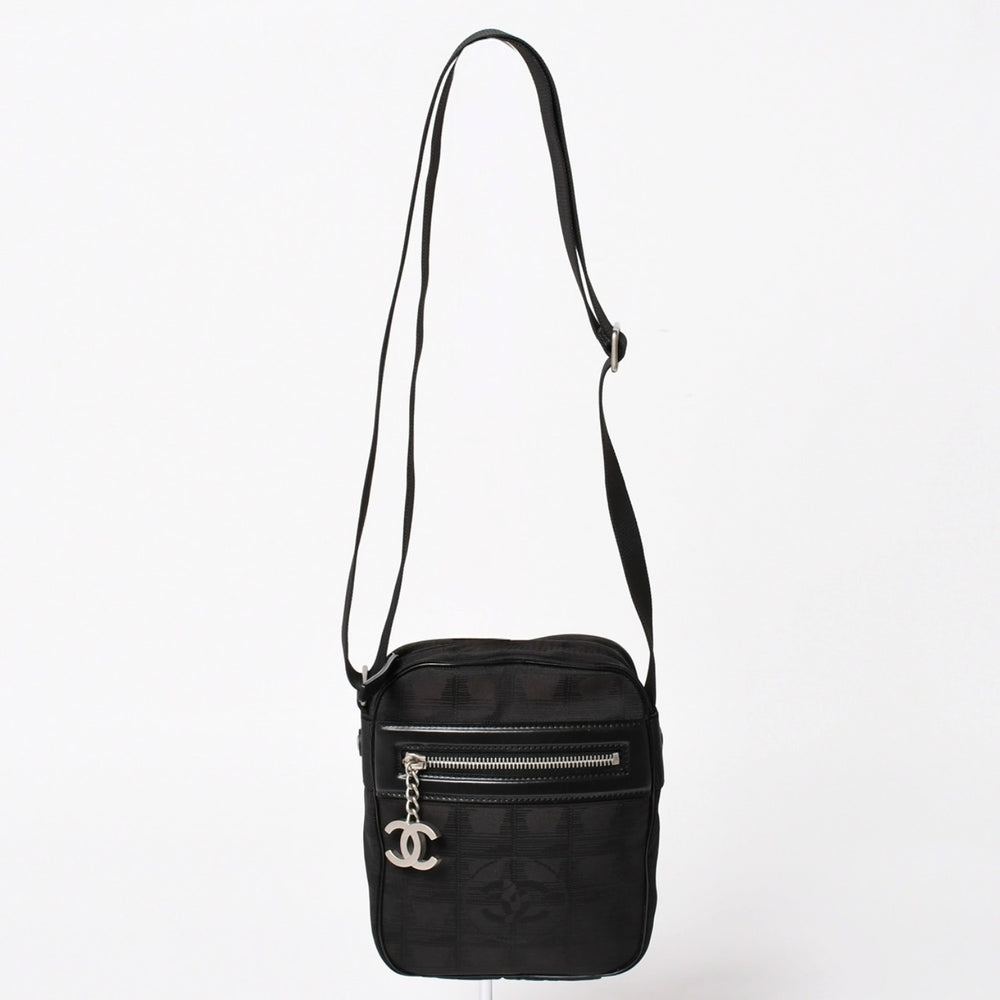 極美品 CHANEL シャネル ニュートラベルライン ショルダーバッグ A30913 10番台 ココマーク ブラック ナイロンキャンバス 中古 4a004964