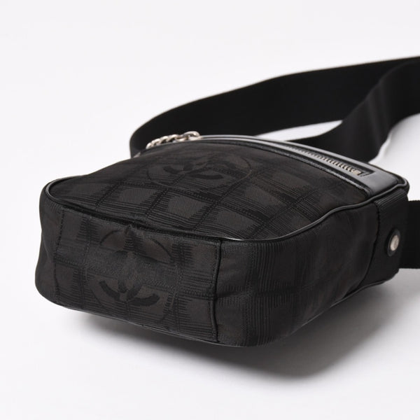 極美品 CHANEL シャネル ニュートラベルライン ショルダーバッグ A30913 10番台 ココマーク ブラック ナイロンキャンバス 中古 4a004964