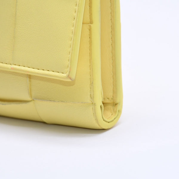 BOTTEGA VENETA ボッテガヴェネタ カセット 三つ折り財布 ウォレット イエロー ラムスキン レザー マキシイントレチャート 美品 中古 4a005102