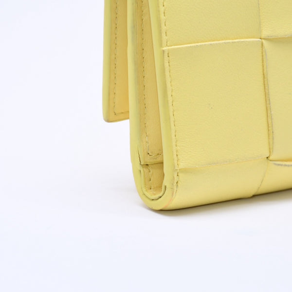 BOTTEGA VENETA ボッテガヴェネタ カセット 三つ折り財布 ウォレット イエロー ラムスキン レザー マキシイントレチャート 美品 中古 4a005102