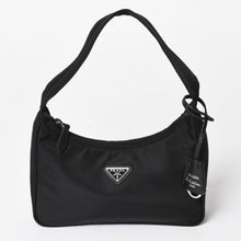 画像をギャラリービューアに読み込む, 極美品 PRADA プラダ ホーボー ワンショルダーバッグ MV515 トライアングルロゴプレート ナイロン ブラック 中古 4a005010
