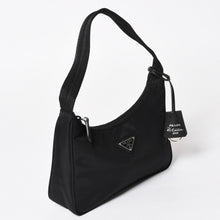 画像をギャラリービューアに読み込む, 極美品 PRADA プラダ ホーボー ワンショルダーバッグ MV515 トライアングルロゴプレート ナイロン ブラック 中古 4a005010