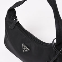 画像をギャラリービューアに読み込む, 極美品 PRADA プラダ ホーボー ワンショルダーバッグ MV515 トライアングルロゴプレート ナイロン ブラック 中古 4a005010