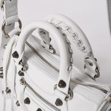 Load image into Gallery viewer, 極美品 BALENCIAGA バレンシアガ Le Cagole ル カゴール ミニ ダッフルバッグ 2WAY ハンドバッグ ショルダーバッグ 743356 ホワイト アリーナ ラムスキン 中古 4a005041