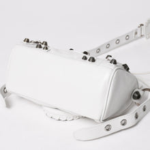 Load image into Gallery viewer, 極美品 BALENCIAGA バレンシアガ Le Cagole ル カゴール ミニ ダッフルバッグ 2WAY ハンドバッグ ショルダーバッグ 743356 ホワイト アリーナ ラムスキン 中古 4a005041