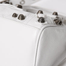 Load image into Gallery viewer, 極美品 BALENCIAGA バレンシアガ Le Cagole ル カゴール ミニ ダッフルバッグ 2WAY ハンドバッグ ショルダーバッグ 743356 ホワイト アリーナ ラムスキン 中古 4a005041