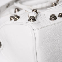 Load image into Gallery viewer, 極美品 BALENCIAGA バレンシアガ Le Cagole ル カゴール ミニ ダッフルバッグ 2WAY ハンドバッグ ショルダーバッグ 743356 ホワイト アリーナ ラムスキン 中古 4a005041