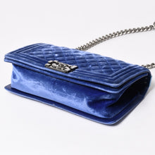 画像をギャラリービューアに読み込む, CHANEL シャネル ボーイシャネル チェーンショルダーバッグ 21番台 ココマーク ベルベット レザー ブルー 美品 中古 4a005100