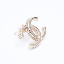 Load image into Gallery viewer, CHANEL シャネル ココマーク ピアス 重量約6.43g B23B刻印 GP メタル ラインストーン クリア ゴールド 両耳用 美品 中古 4a005160