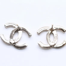Load image into Gallery viewer, CHANEL シャネル ココマーク ピアス 重量約6.43g B23B刻印 GP メタル ラインストーン クリア ゴールド 両耳用 美品 中古 4a005160
