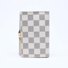 Load image into Gallery viewer, LOUIS VUITTON ルイヴィトン 2つ折り財布 ダミエ・アズール ポルトフォイユ・ヴィエノワ N61676 ホワイト ネイビー ゴールド金具 美品 中古 4a005054