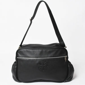 新品同様 CHROME HEARTS クロムハーツ CHプラス レザーショルダーバッグ ダイパーバッグ ダガーチャーム CHクロス CHクロスパッチ ブラック レザー シルバー925 中古 4a005234