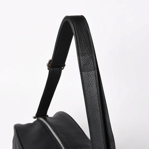 新品同様 CHROME HEARTS クロムハーツ CHプラス レザーショルダーバッグ ダイパーバッグ ダガーチャーム CHクロス CHクロスパッチ ブラック レザー シルバー925 中古 4a005234