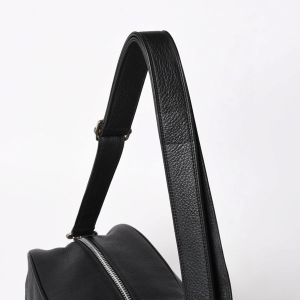 新品同様 CHROME HEARTS クロムハーツ CHプラス レザーショルダーバッグ ダイパーバッグ ダガーチャーム CHクロス CHクロスパッチ ブラック レザー シルバー925 中古 4a005234