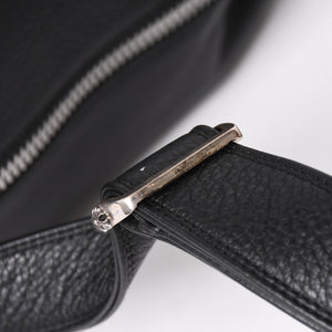 新品同様 CHROME HEARTS クロムハーツ CHプラス レザーショルダーバッグ ダイパーバッグ ダガーチャーム CHクロス CHクロスパッチ ブラック レザー シルバー925 中古 4a005234