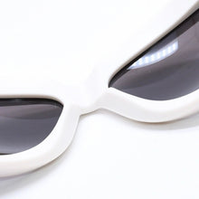 Load image into Gallery viewer, BOTTEGAVENETA ボッテガヴェネタ シールドサングラス アイウェア BV1087S サイズ63□17-130 アセテート ホワイト 美品 中古 4a005210